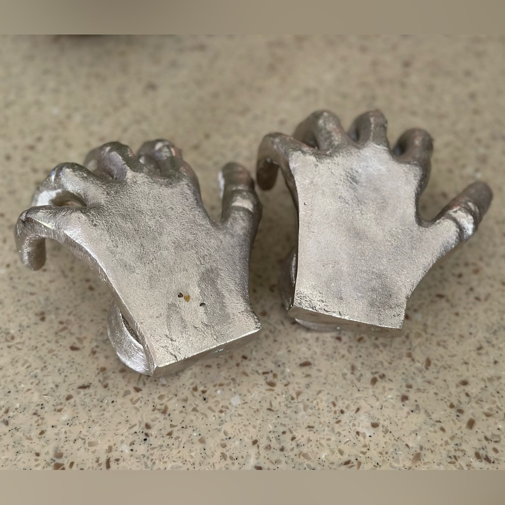 Skeleton hands candle holders - Picture 10 of 10
